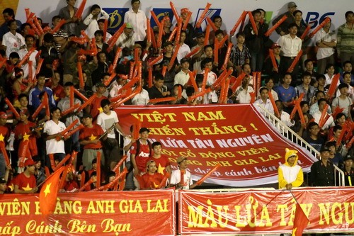 Khi trận chung kết chuẩn bị bắt đầu, hơn 12000 chỗ ngồi của sân Pleiku được phủ kín một màu đỏ...